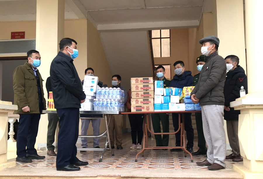 Lãnh đạo huyện tặng quà động viên các lực lượng phòng, chống dịch.