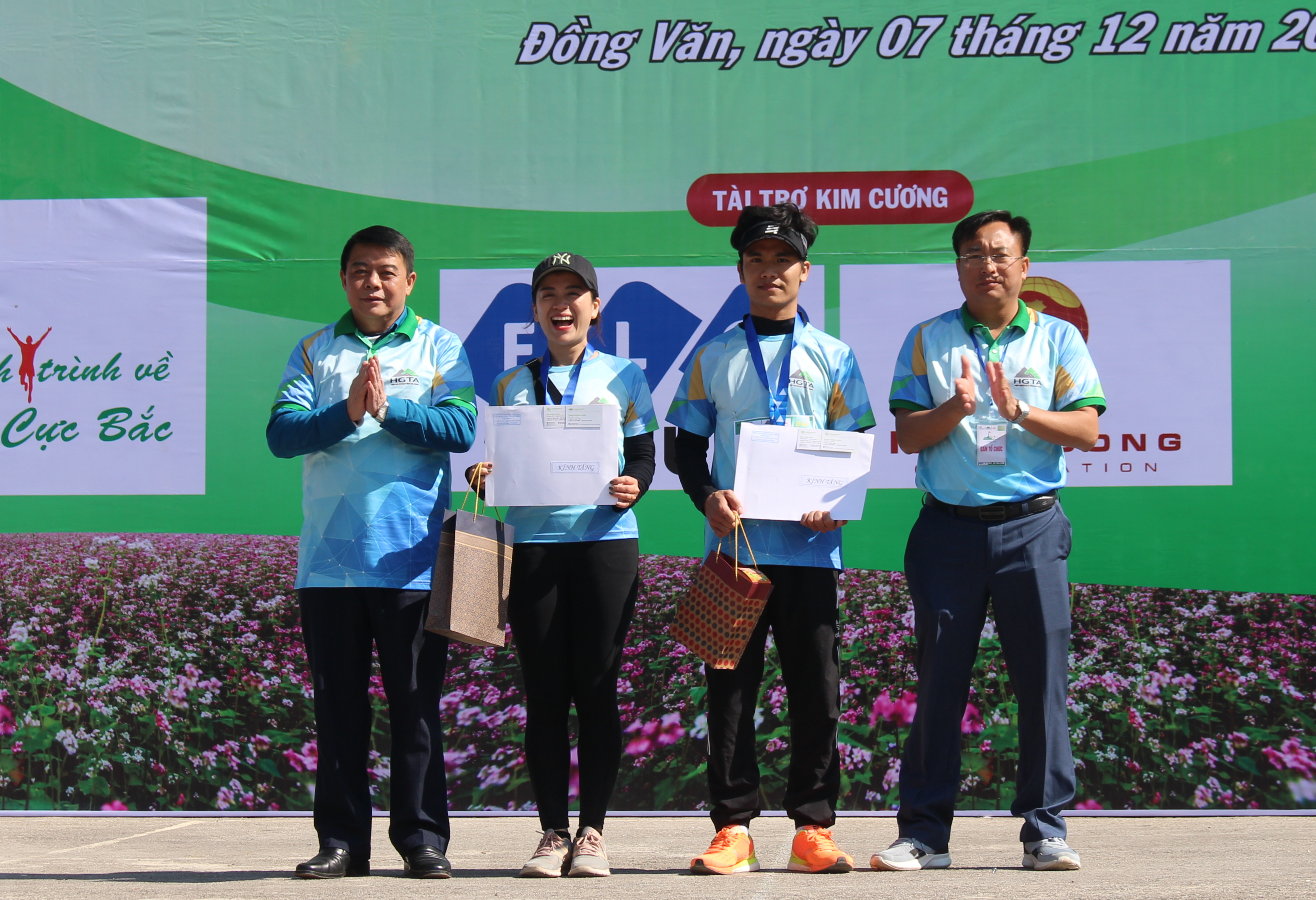 Đồng chí Dinh Chí Thành, Chủ tịch UBND huyện Đồng Văn và ông Lại Quốc Tĩnh, Chủ tịch Hiệp hội du lịch Việt Nam trao Giải Nhất cho các VĐV
