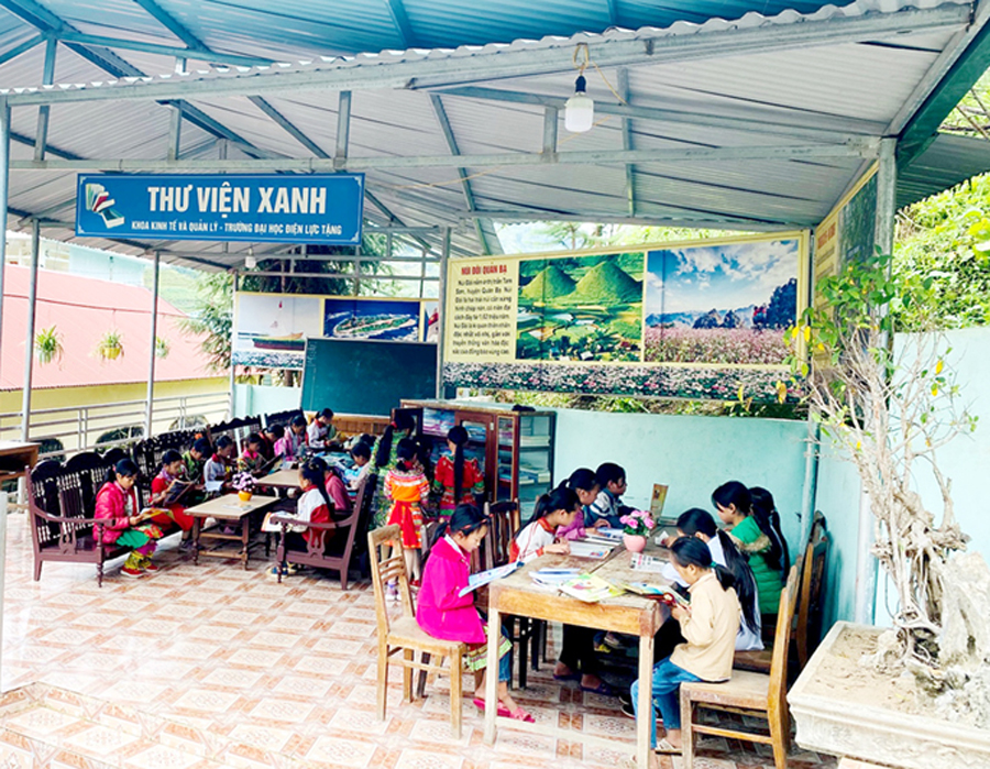 Thư viện xanh thu hút học sinh đến đọc sách. (Ảnh chụp trước 20.10.2021)