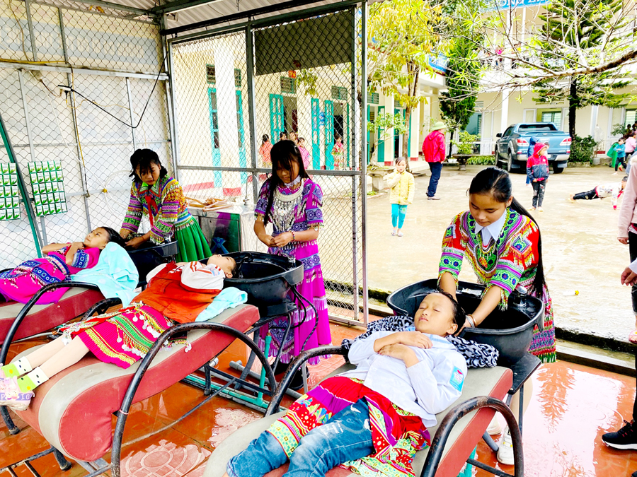 Đầu tư bàn gội đầu phục vụ học sinh bán trú. (Ảnh chụp trước 20.10.2021)