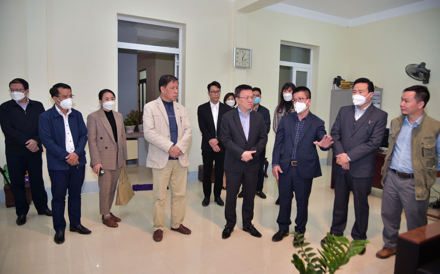 Phó Trưởng ban Tuyên giáo T.Ư, Tổng biên tập Báo Nhân Dân, Chủ tịch Hội Nhà báo Việt Nam Lê Quốc Minh tham quan Phòng Điện tử, Báo Hà Giang.