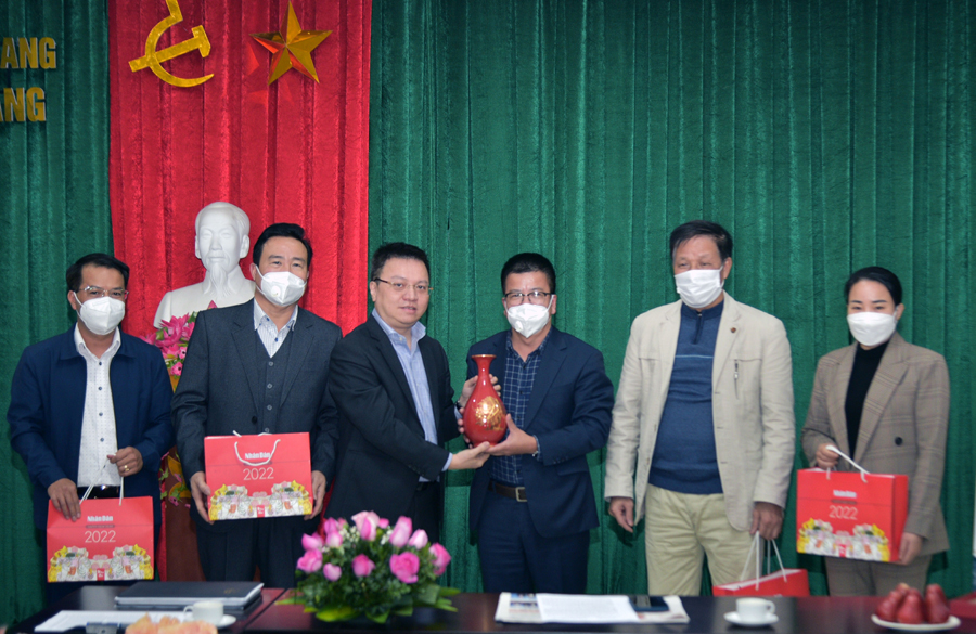 Phó Trưởng ban Tuyên giáo T.Ư, Tổng biên tập Báo Nhân Dân, Chủ tịch Hội Nhà báo Việt Nam Lê Quốc Minh tặng quà Báo Hà Giang, Đài PT-TH tỉnh và Hội Nhà báo tỉnh