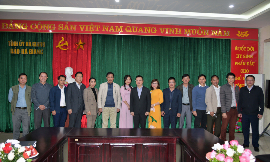 Phó Trưởng ban Tuyên giáo T.Ư, Tổng biên tập Báo Nhân Dân, Chủ tịch Hội Nhà báo Việt Nam Lê Quốc Minh chụp ảnh lưu niệm với Báo Hà Giang.