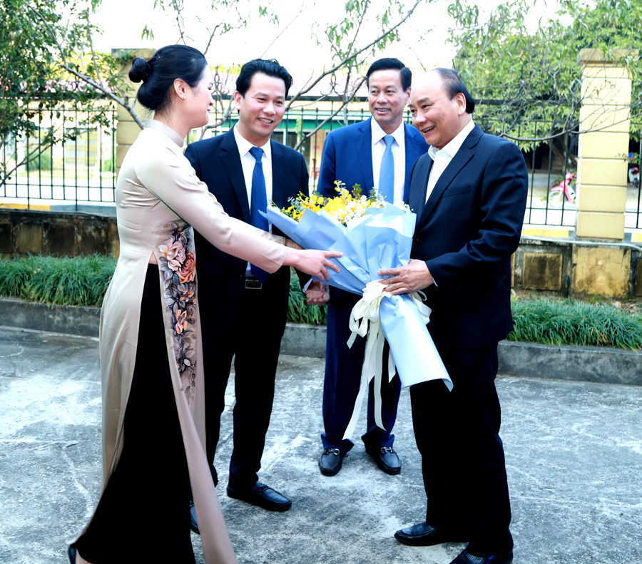 Bí thư Tỉnh ủy Đặng Quốc Khánh và Chủ tịch UBND tỉnh Nguyễn Văn Sơn tặng hoa, chào mừng Chủ tịch nước Nguyễn Xuân Phúc lên thăm, làm việc tại Hà Giang.