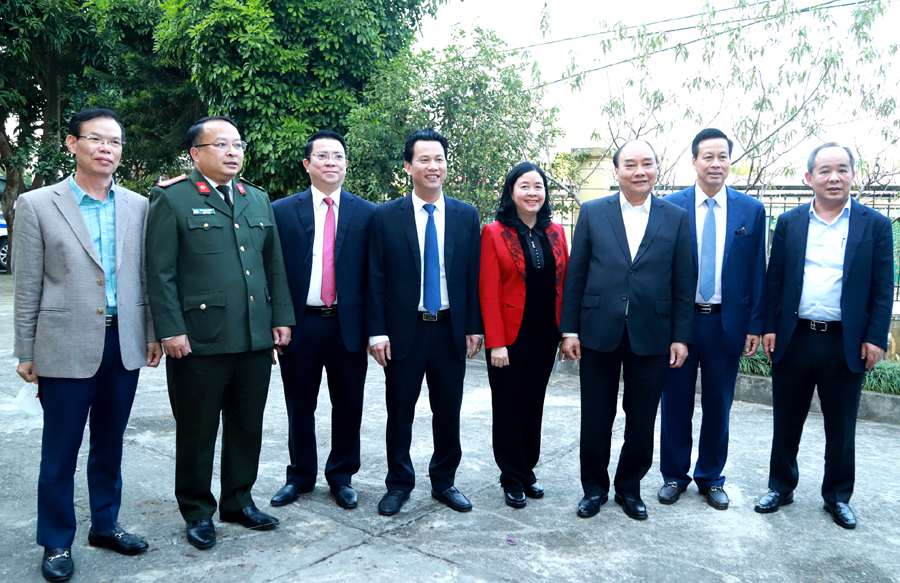 Chủ tịch nước Nguyễn Xuân Phúc và đoàn công tác cùng các đồng chí lãnh đạo tỉnh tại nhà tiếp đón cầu Trì, thị trấn Vĩnh Tuy (Bắc Quang).