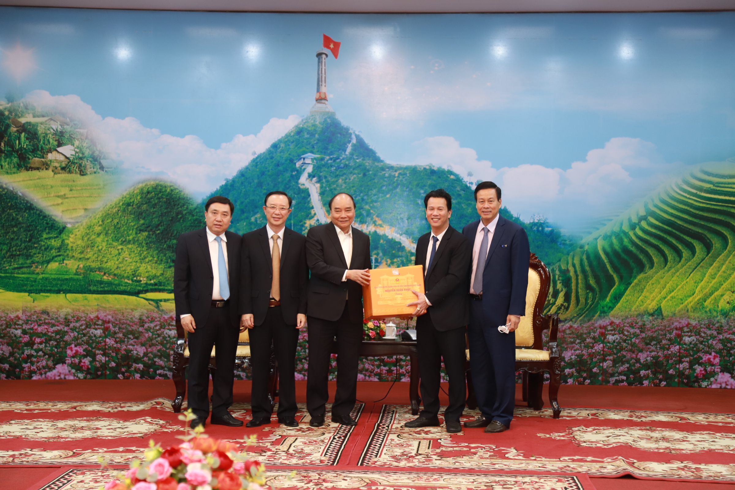 Các đồng chí lãnh đạo tỉnh tặng Chủ tịch nước sản phẩm nông sản đặc trưng của tỉnh.