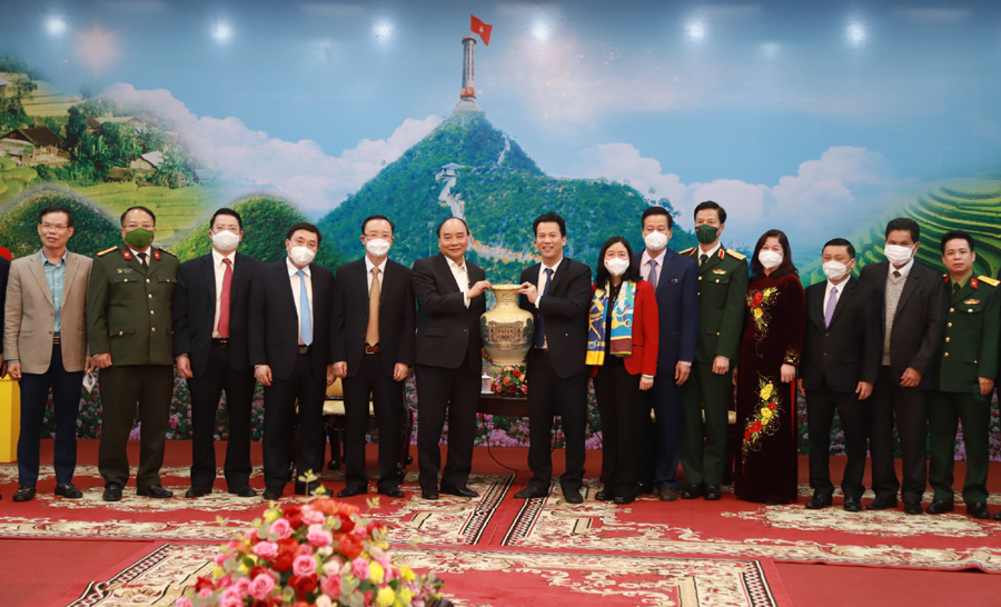 Chủ tịch nước Nguyễn Xuân Phúc và đoàn công tác tặng quà các đồng chí lãnh đạo tỉnh.