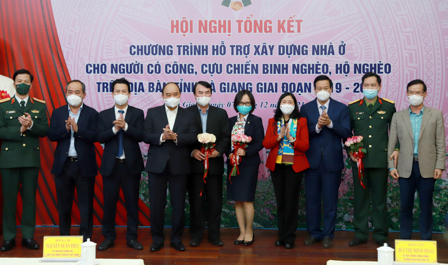 Chủ tịch nước Nguyễn Xuân Phúc, các đồng chí lãnh đạo bộ, ngành T.Ư và Thường trực Tỉnh ủy, UBND tỉnh tặng hoa, cảm ơn các đơn vị hỗ trợ tỉnh kinh phí làm nhà ở cho người dân