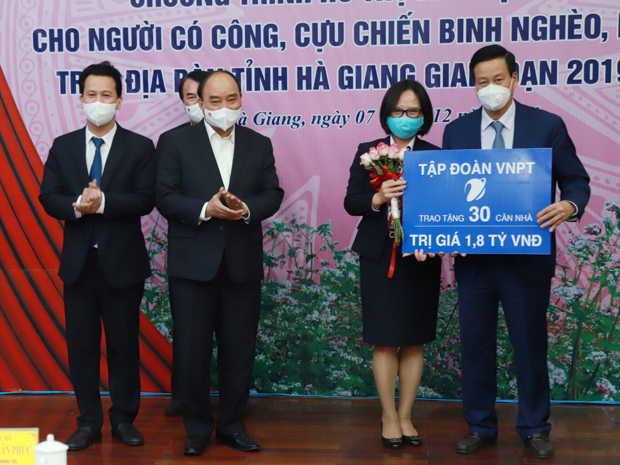 Tập đoàn VNPT trao tặng 1,8 tỷ đồng cho tỉnh tiếp tục thực hiện chương trình hỗ trợ nhà ở