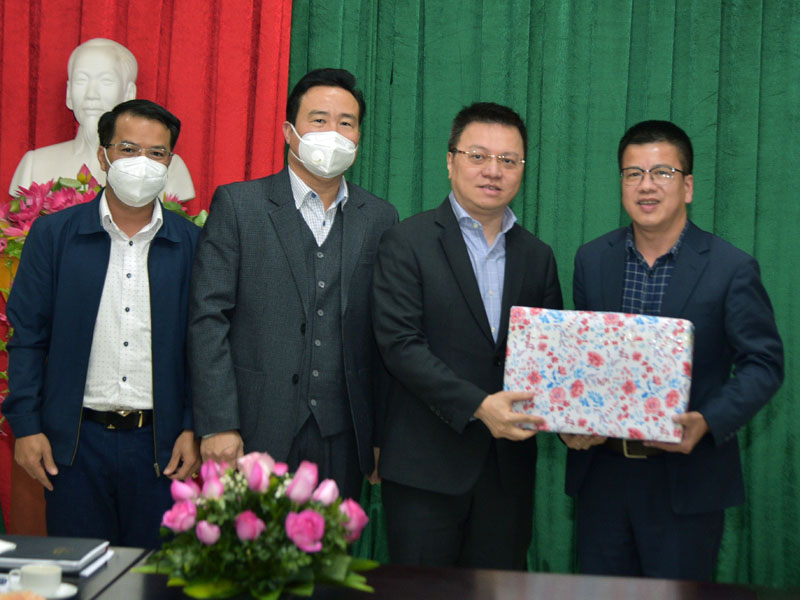 Báo Hà Giang tặng quà Phó Trưởng ban Tuyên giáo T.Ư, Tổng biên tập Báo Nhân Dân, Chủ tịch Hội Nhà báo Việt Nam Lê Quốc Minh.