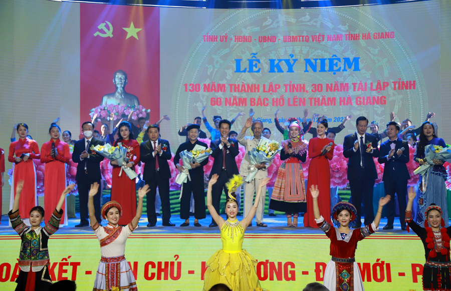Các đồng chí lãnh đạo tỉnh tặng hoa các nghệ sỹ, diễn viên tham gia chương trình nghệ thuật.