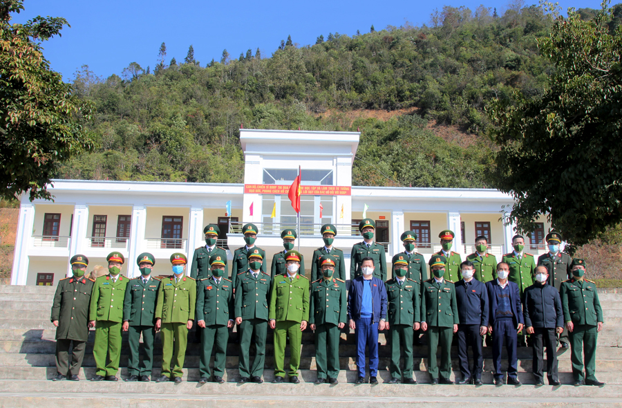 Đoàn công tác chụp ảnh lưu niệm cùng với cán bộ, chiến sĩ Đồn Biên phòng Lũng Cú.