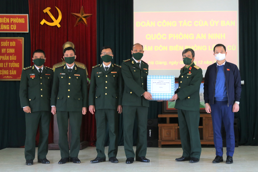 Đoàn tặng quà động viên cán bộ, chiến sĩ Đồn Biên phòng Lũng Cú.