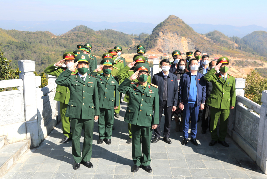 Đoàn công tác thực hiện nghi thức chào cờ tại Cột cờ quốc gia Lũng Cú.