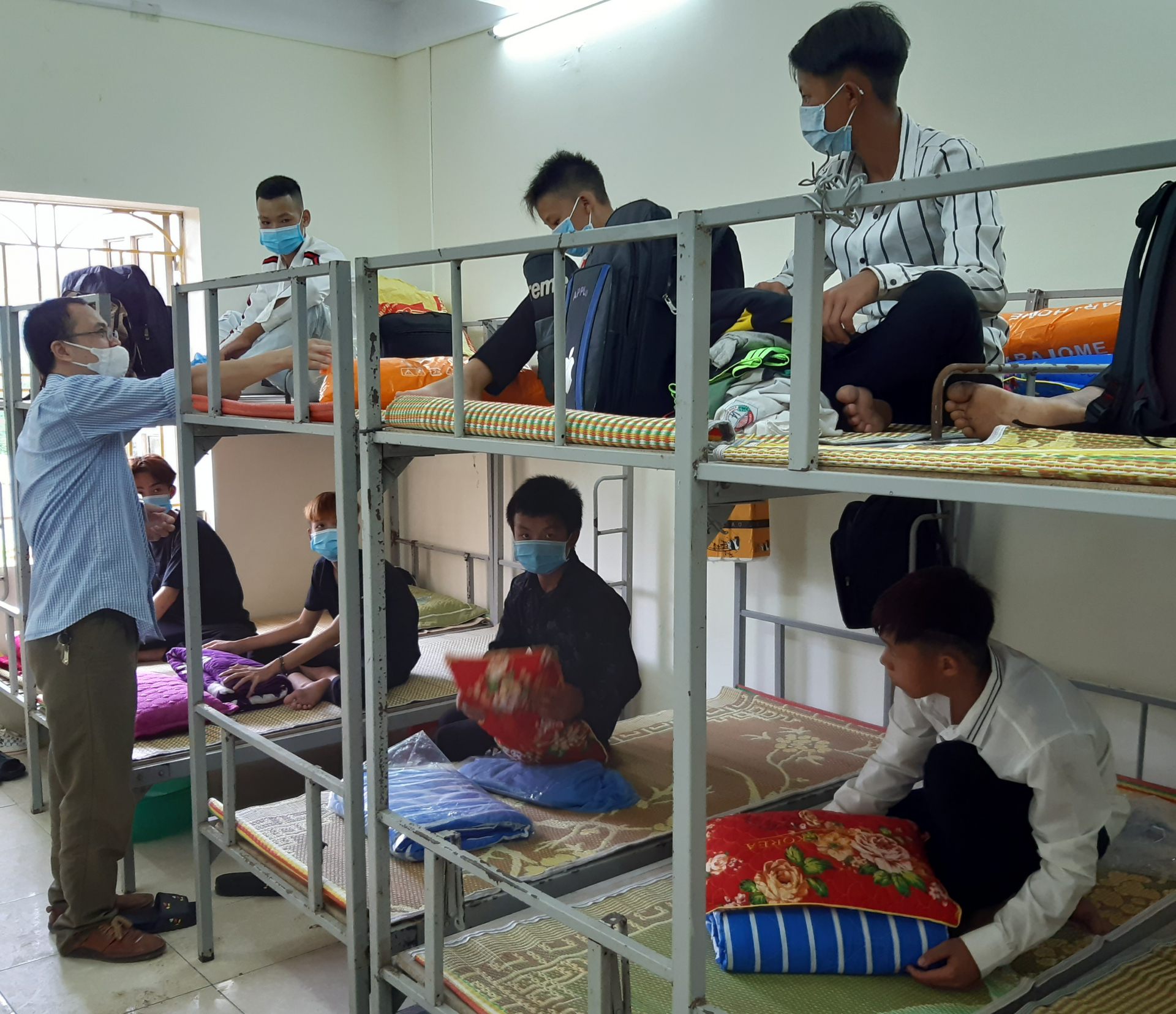 Giáo viên Trường Cao đẳng Kỹ thuật – Công nghệ tỉnh hướng dẫn học sinh những kiến thức cần thiết trong sinh hoạt.