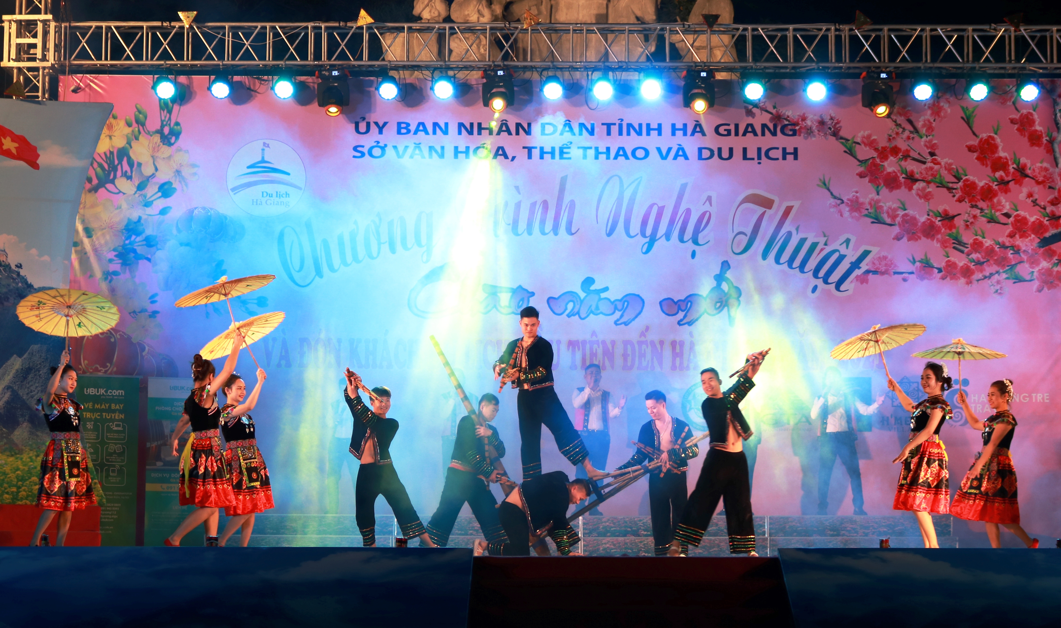 Biểu diễn văn nghệ dân tộc Mông chào đón khách du lịch. 						Ảnh: VIỆT TÚ