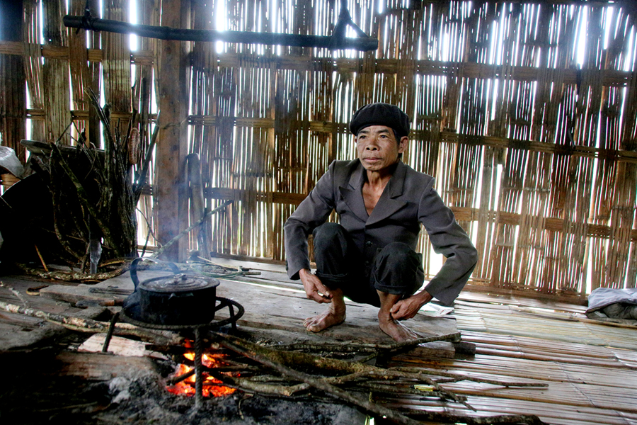 Ông Thèn Văn Sán đã ngoài 60 tuổi nhưng vẫn chưa một ngày được hưởng ánh sáng điện lưới Quốc gia.