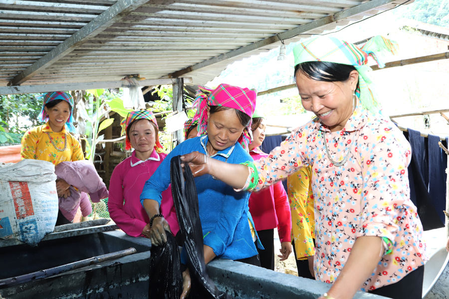 Công đoạn nhuộm vải chàm. (Ảnh chụp trước 20.10.2021)