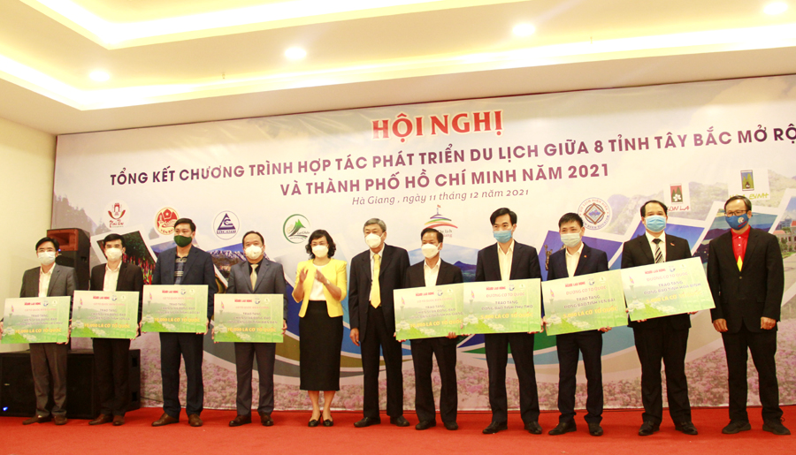 Lãnh đạo các tỉnh nhận cờ Tổ quốc từ chương trình 