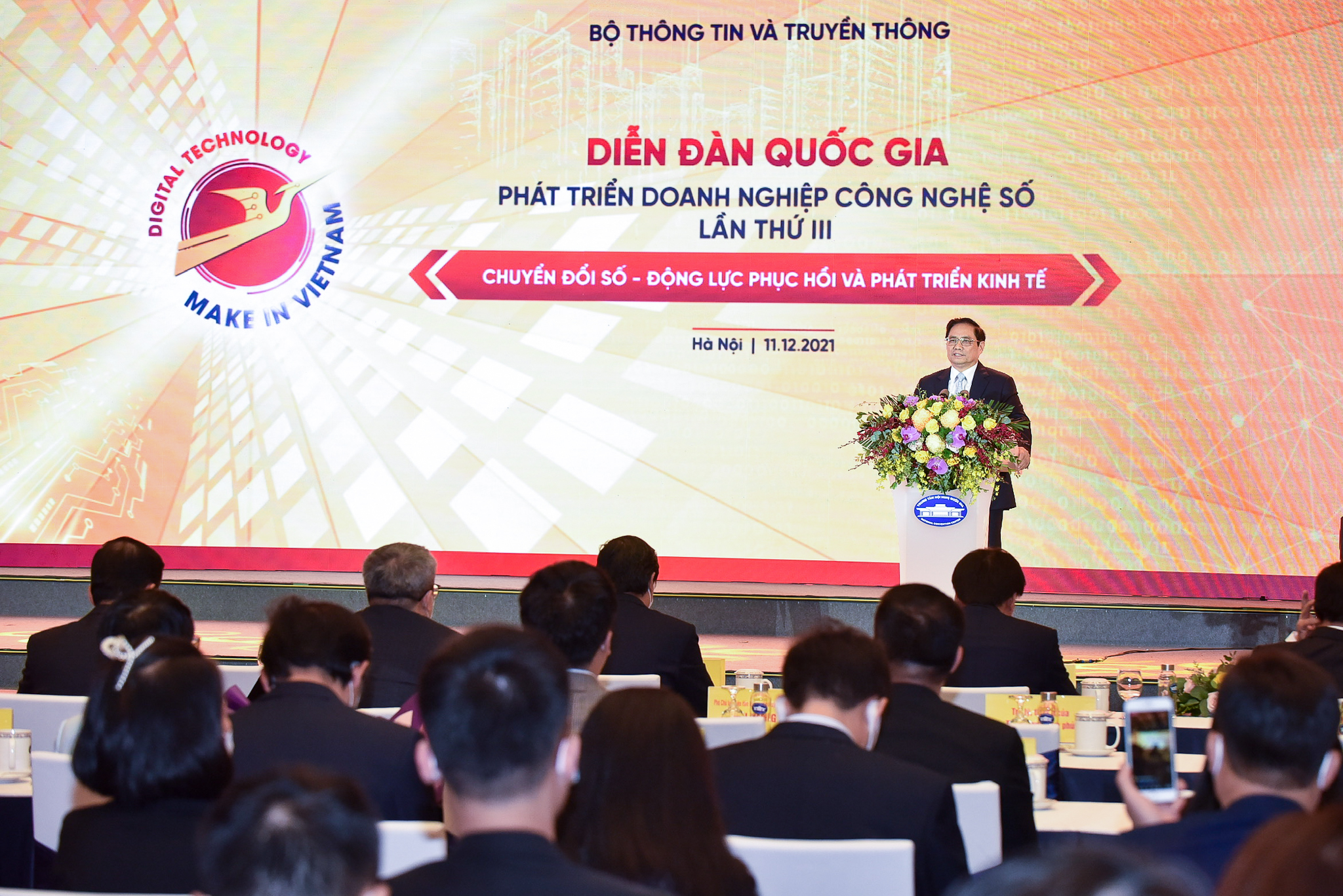 Phát biểu tại Diễn đàn, Thủ tướng Phạm Minh Chính nhấn mạnh hoạt động chuyển đổi số phải tham gia tích cực vào một số lĩnh vực, tập trung vào một số nhiệm vụ lớn như thúc đẩy tái cơ cấu nền kinh tế, phát triển theo chiều sâu, phát triển bền vững, phát triển xanh; phòng chống dịch bệnh COVID-19, phục hồi và phát triển kinh tế - xã hội.