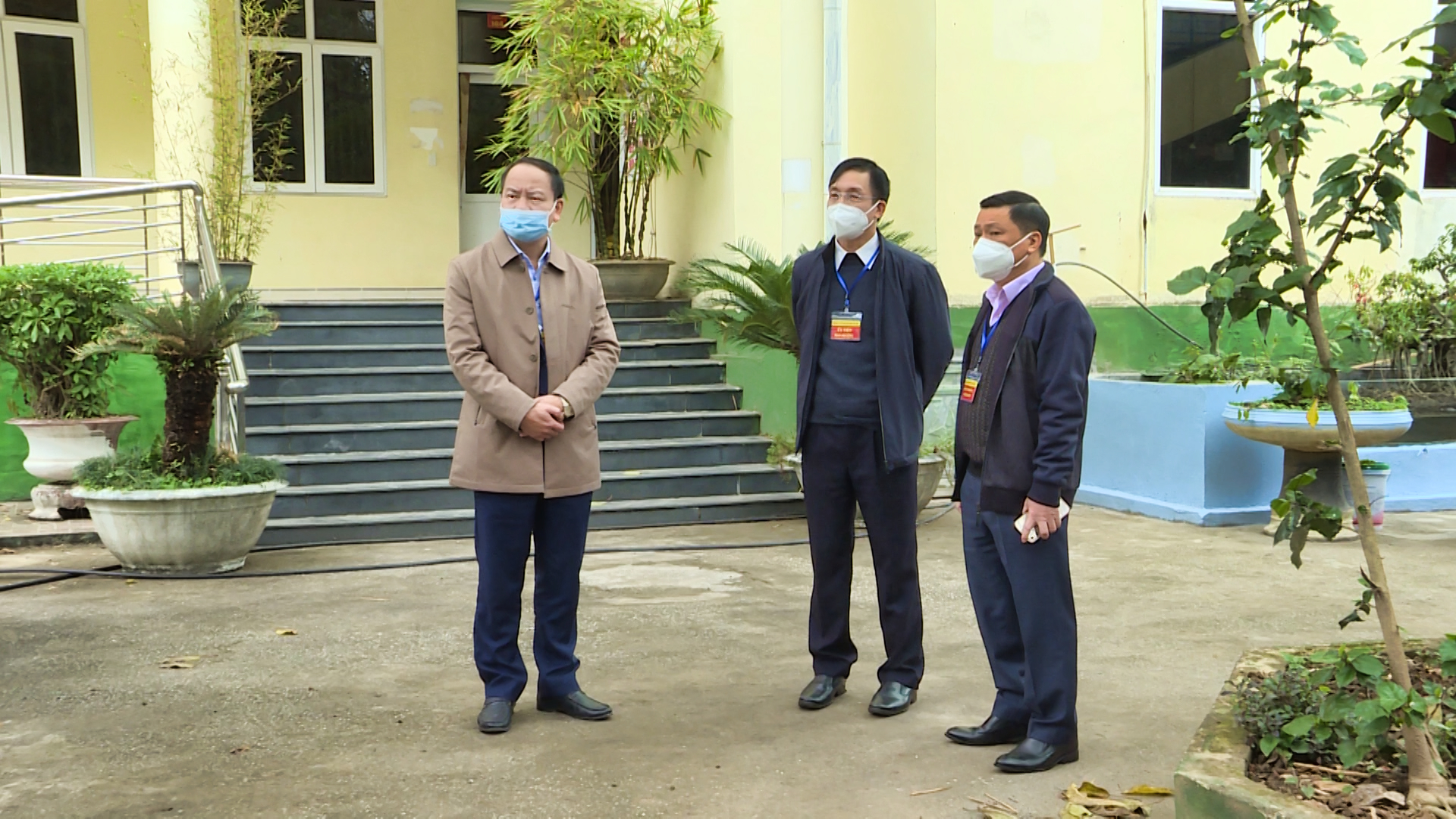 Trưởng Ban Tổ chức Tỉnh ủy Nguyễn Minh Tiến kiểm tra công tác đảm bảo an ninh trật tự khu vực làm việc của Ban ra đề thi.