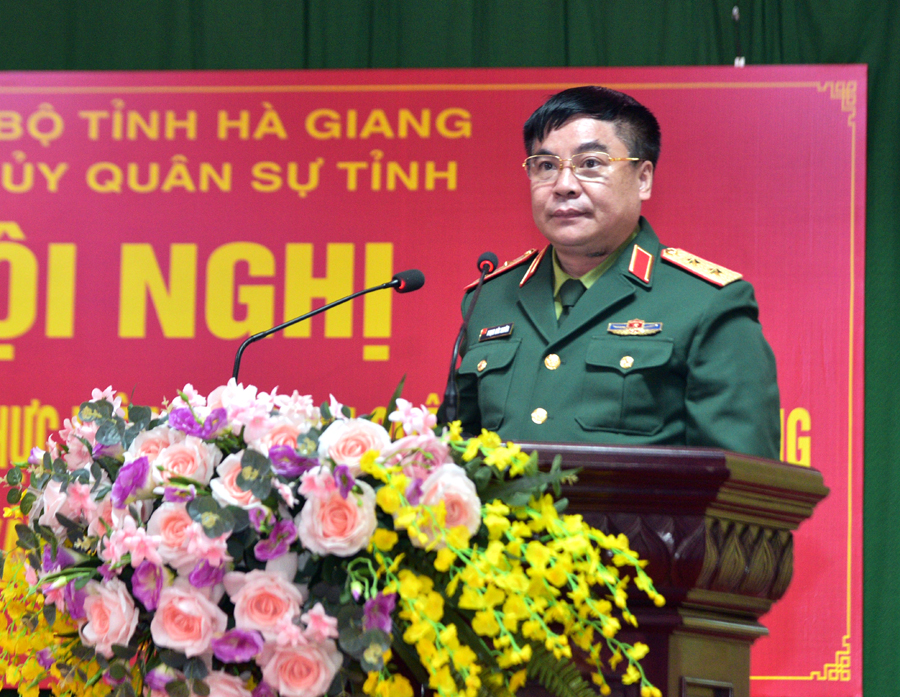 Trung tướng Phạm Đức Duyên, Bí thư Đảng ủy, Chính ủy Quân khu 2 phát biểu chỉ đạo tại Hội nghị.