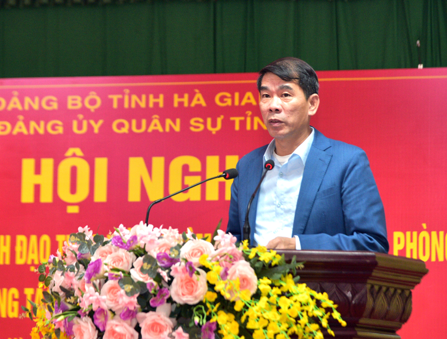 Bí thư Huyện ủy Yên Minh Ngô Xuân Nam thảo luận tại hội nghị.