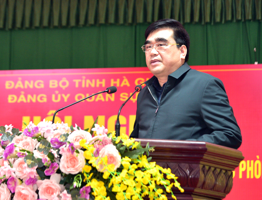 Bí thư Huyện ủy Quản Bạ Hoàng Đình Phới thảo luận tại hội nghị.