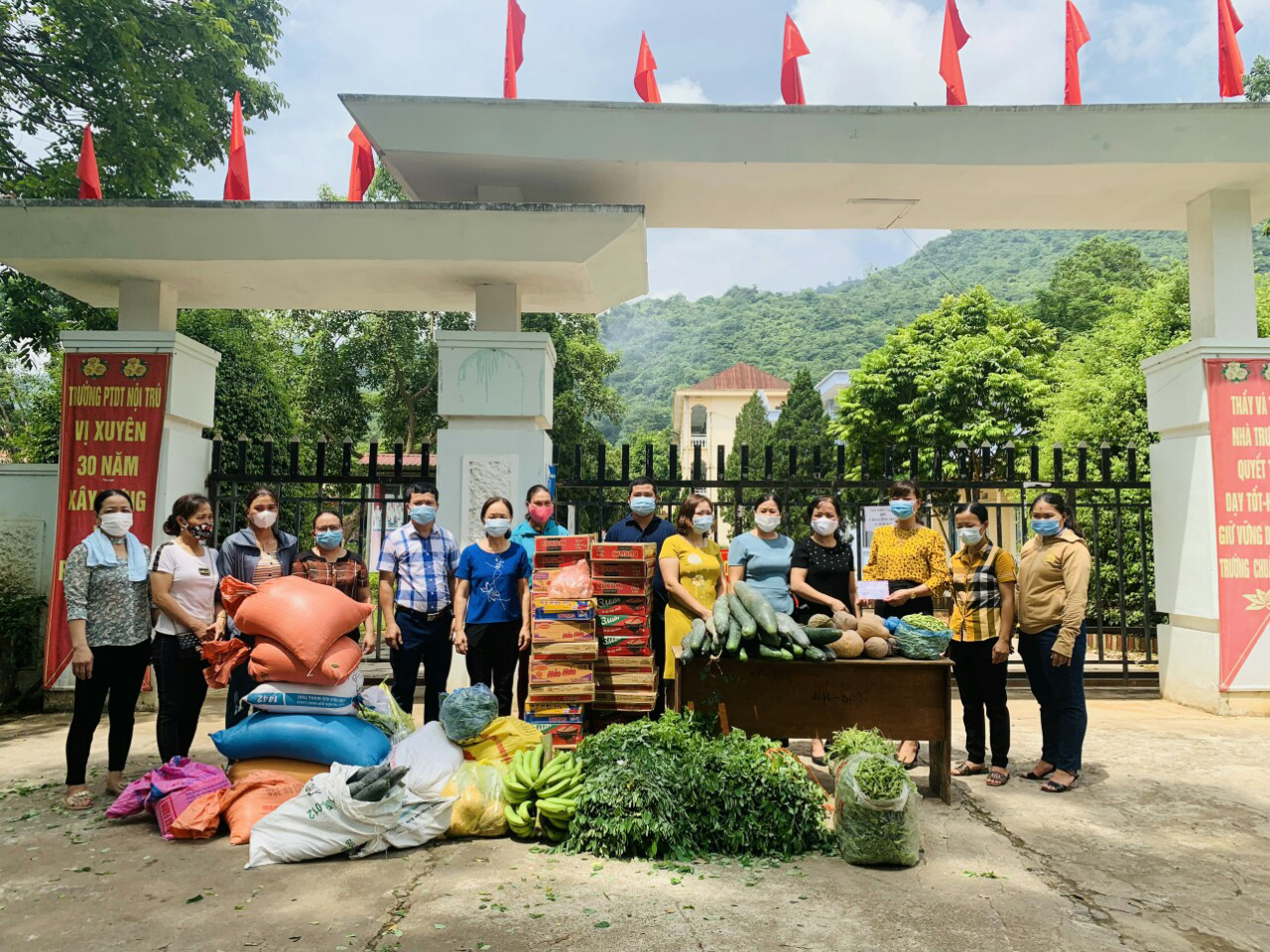 Hội viên, phụ nữ xã Đạo Đức ủng hộ lương thực, thực phẩm cho huyện Vị Xuyên phòng, chống dịch Covid – 19.
