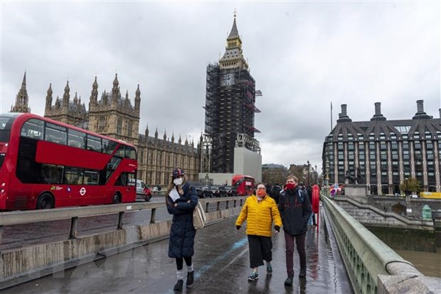 Người dân đeo khẩu trang phòng lây nhiễm COVID-19 tại London, Anh. 