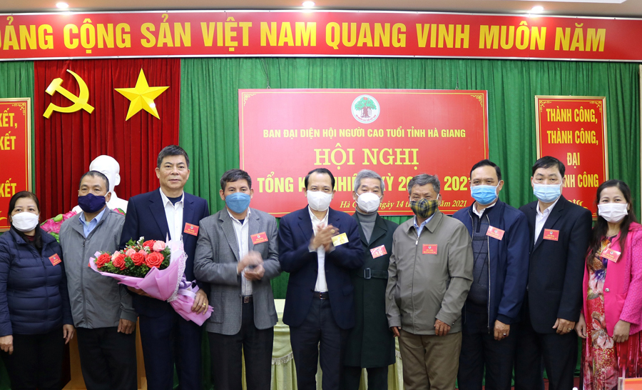 Ban đại diện Hội Người cao tuổi tỉnh khoá VI, nhiệm kỳ 2021 – 2026 ra mắt tại hội nghị