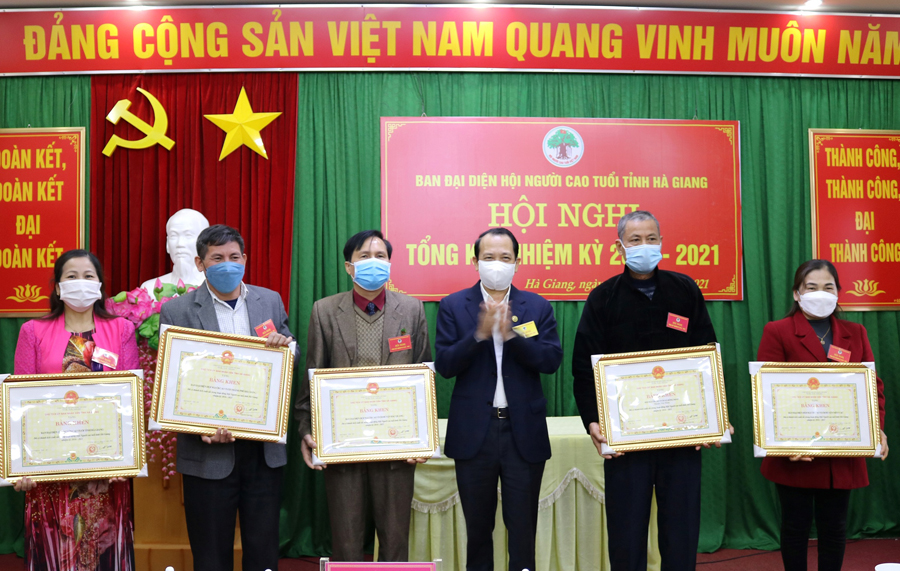 Phó Chủ tịch UBND tỉnh Trần Đức Quý trao Bằng khen của Chủ tịch UBND tỉnh cho các tập thể, cá nhân có thành tích xuất sắc trong công tác hội nhiệm kỳ 2016 - 2021