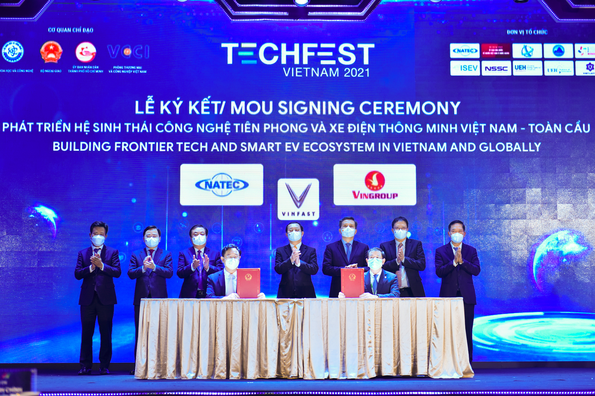 Bộ trưởng Huỳnh Thành Đạt chứng kiến lễ ký kết Phát triển hệ sinh thái công nghệ của Vin Group. 
