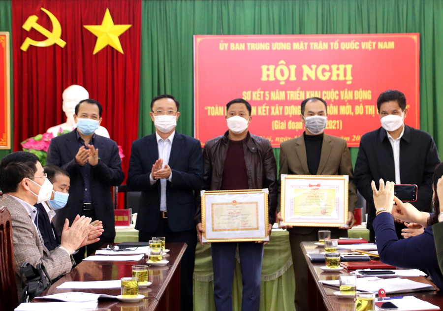 Các đồng chí lãnh đạo tỉnh trao Bằng khen của các bộ, ngành T.Ư cho 1 tập thể, 1 cá nhân của tỉnh có thành tích xuất sắc trong thực hiện Cuộc vận động “Toàn dân đoàn kết xây dựng Nông thôn mới, đô thị văn minh”.