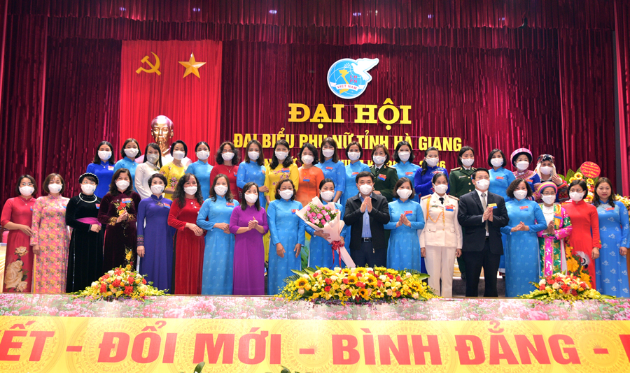 Các đồng chí lãnh đạo tỉnh tặng hoa chúc mừng BCH Hội LHPN tỉnh khóa mới.