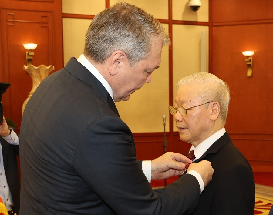 Thay mặt Ban Chấp hành Trung ương Đảng Cộng sản Liên bang Nga, ông Leonid Kalashnikov, Phó Chủ tịch Đảng Cộng sản Liên bang Nga, Chủ nhiệm Ủy ban các vấn đề về khối cộng đồng các quốc gia độc lập, Liên kết Á-Âu và Kiều bào, trao tặng Tổng Bí thư Nguyễn Phú Trọng Giải thưởng Lenin.