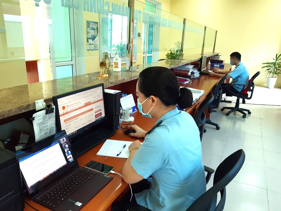Cán bộ Cục Hải quan thực hiện giao dịch điện tử qua Cổng dịch vụ công quốc gia. 						Ảnh: Đức Ninh