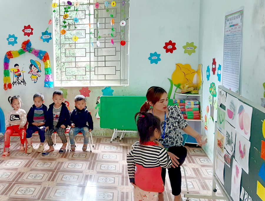 Giáo viên điểm trường Mầm non Mã Sồ, xã Lũng Táo (Đồng Văn) hướng dẫn các em cách nhận biết bộ phận trên cơ thể.
