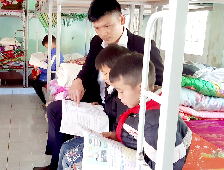 Giáo viên Trường PTDTBT Tiểu học & THCS Sà Phìn (Đồng Văn) dạy học sinh về những thay đổi giới tính.