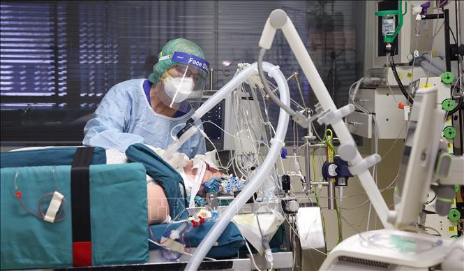 Nhân viên y tế chăm sóc bệnh nhân COVID-19 tại bệnh viện ở Magdeburg, miền đông nước Đức, ngày 28/4/2021.