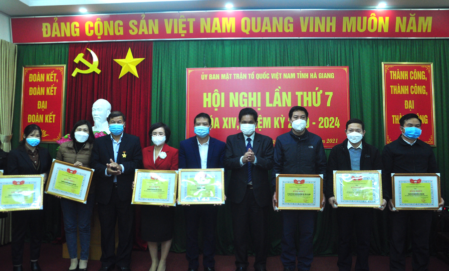 Trao bằng khen của UBMTTQ tỉnh cho các tập thể, cá nhân đã có thành tích tích xuất sắc trong công tác Mặt trận năm 2021.