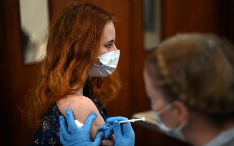 Nhân viên y tế tiêm vaccine phòng Covid-19 cho người dân tại London (Anh), ngày 4/12/2021. 