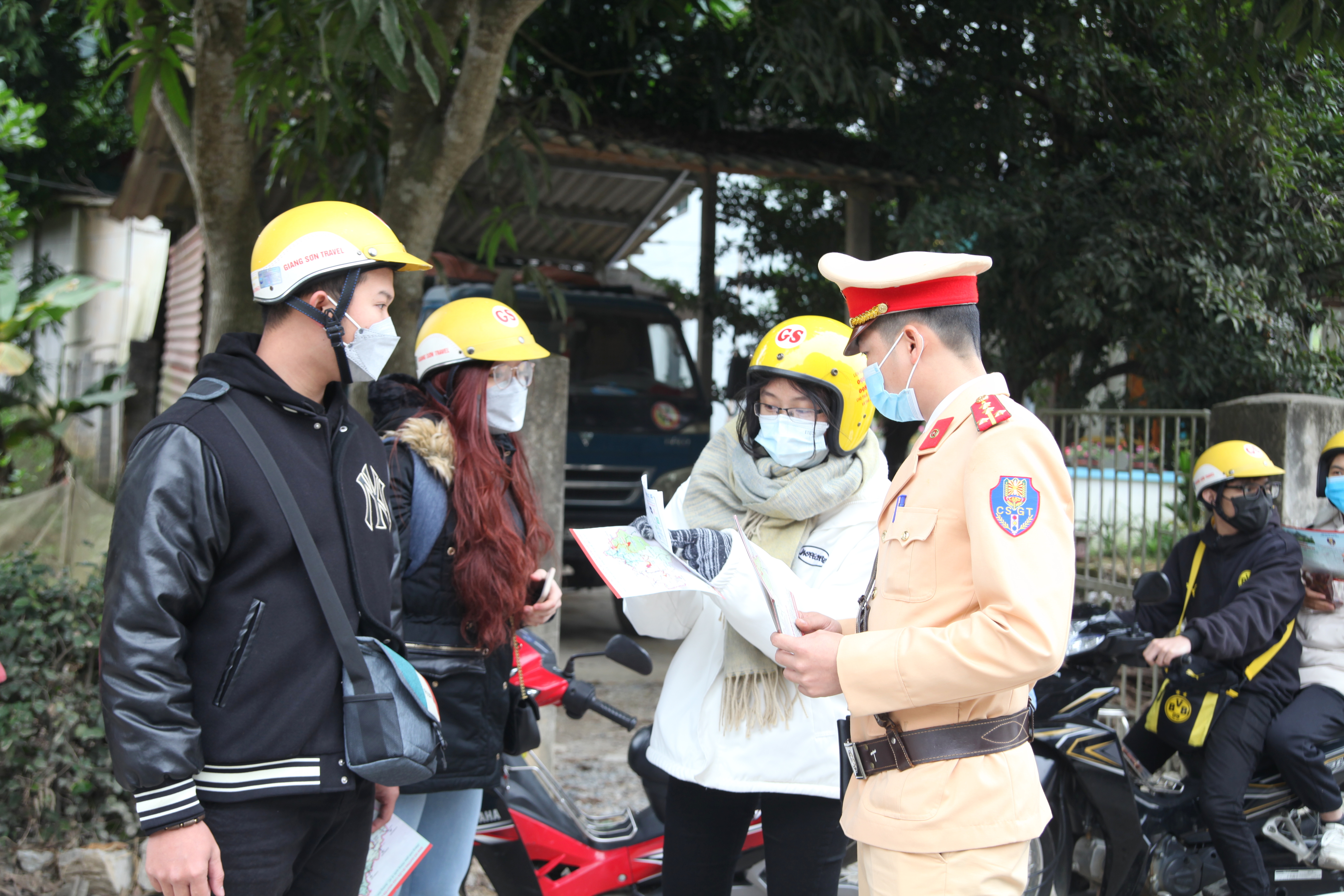 Đội Tuyên truyền, điều tra, giải quyết tai nạn và xử lý vi phạm giao thông, Phòng CSGT phát tờ rơi, tuyên truyền cho khách du lịch tại Km7+900 Quốc lộ 4C.