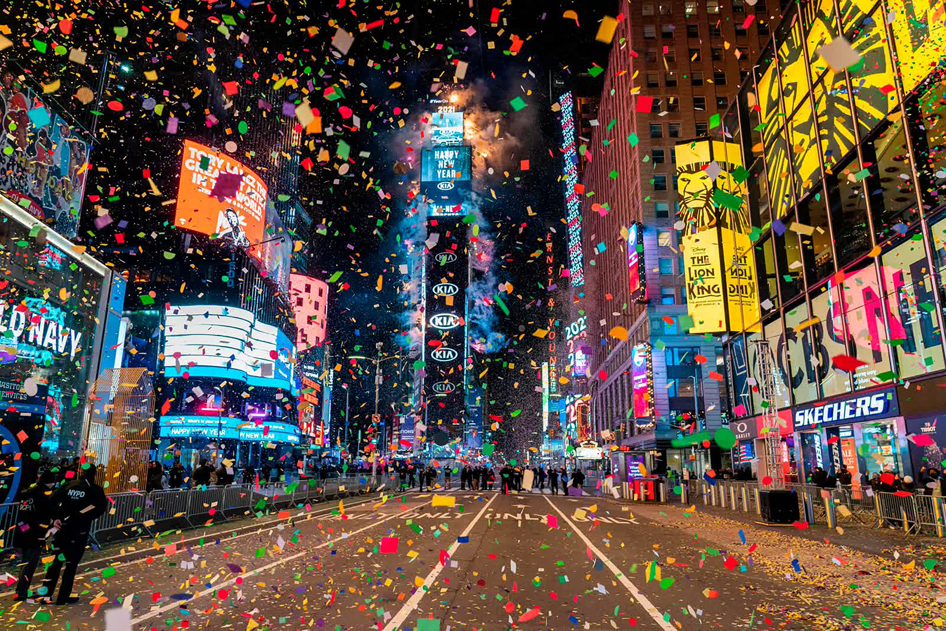 Quảng trường Thời đại tại New York, Mỹ, vắng vẻ trong ngày đầu tiên của năm 2021. Nhiều thành phố của nước Mỹ đã hủy màn trình diễn pháo hoa đón năm mới để ngăn chặn dịch Covid-19 lây lan. Mỹ là quốc gia chịu ảnh hưởng nặng nề nhất bởi đại dịch Covid-19. Đến nay, nước này đã ghi nhận hơn 51,4 triệu ca mắc Covid-19. Trong đó, hơn 824.000 người đã tử vong và 40,4 triệu người bệnh đã hồi phục hoàn toàn. Ít nhất 60% dân số của quốc gia này đã tiêm đủ liều vaccine ngừa Covid-19.