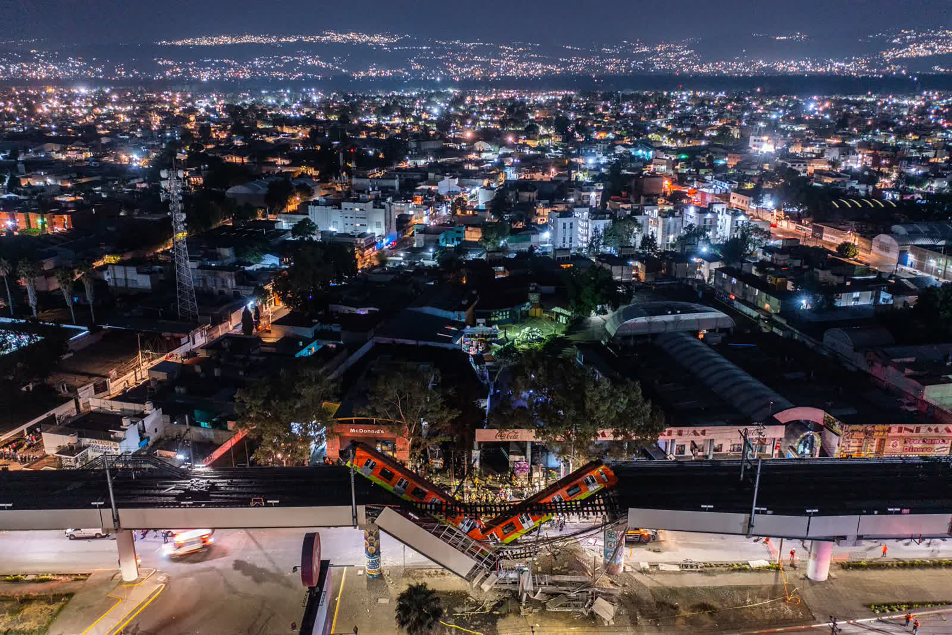 Vụ sập đường sắt trên cao ở Mexico City, Mexico ngày 3/5, khiến 26 người thiệt mạng và hàng chục người khác bị thương. Bộ trưởng Ngoại giao Mexico Marcelo Ebrard cho rằng đây là vụ tai nạn nghiêm trọng nhất từng xảy ra trong hệ thống giao thông công cộng của Mexico.