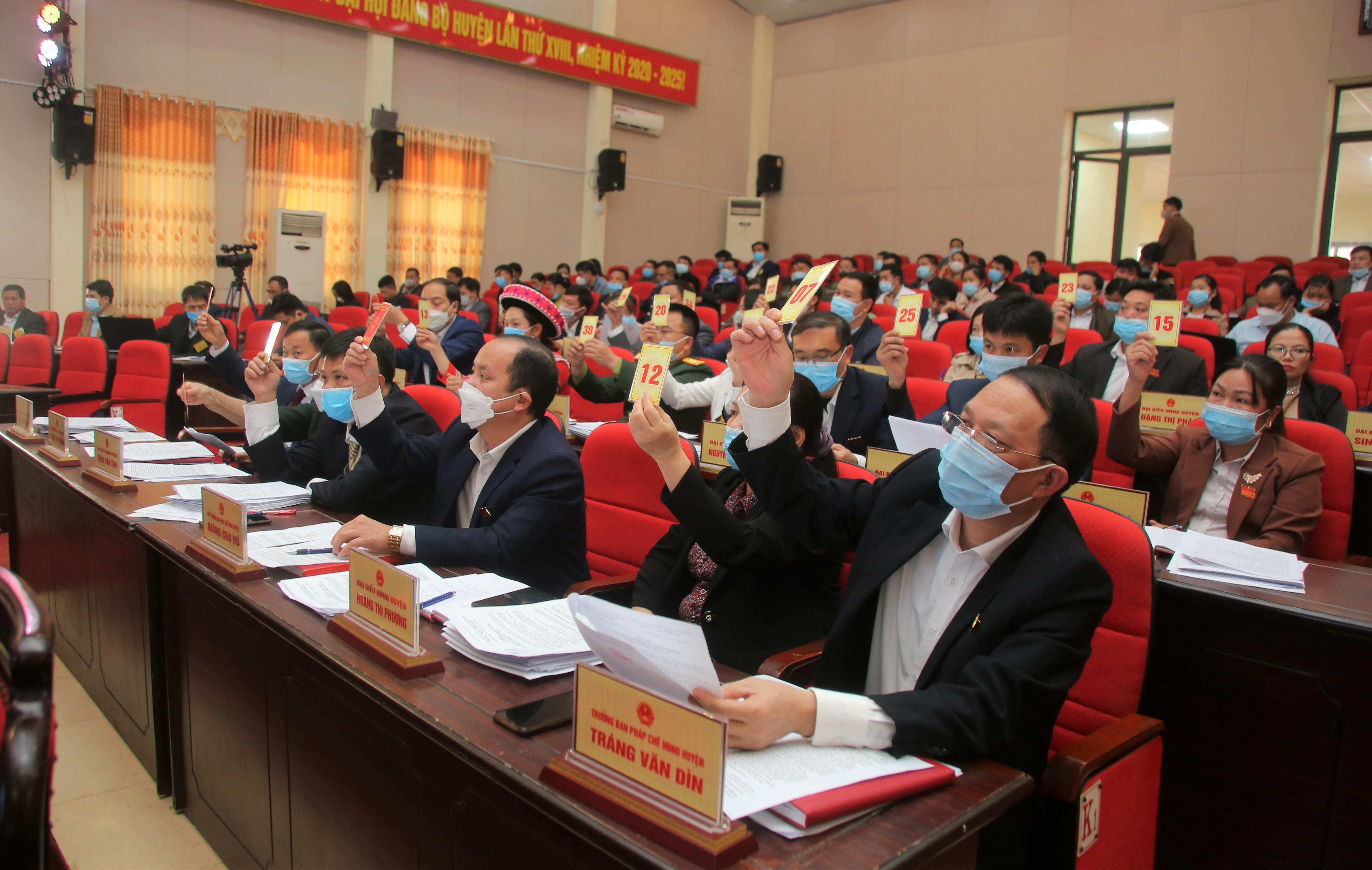Kỳ họp biểu quyết thông qua Dự thảo Nghị quyết kỳ họp thứ Ba.