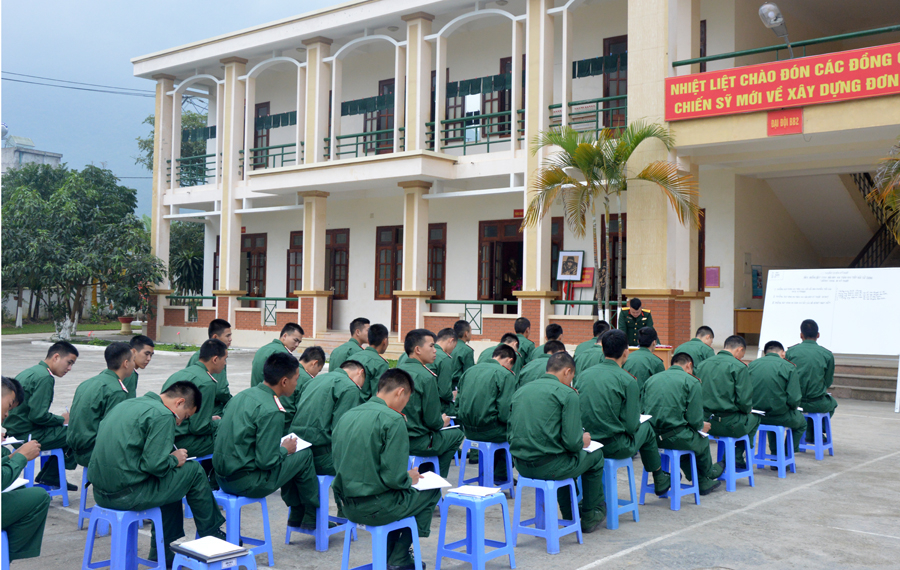 Chiến sĩ trẻ Bộ CHQS tỉnh học tập, bồi dưỡng lý tưởng cách mạng trong cuộc đời quân ngũ.  (Ảnh chụp trước 25.10)						Ảnh: Quốc Hoàn