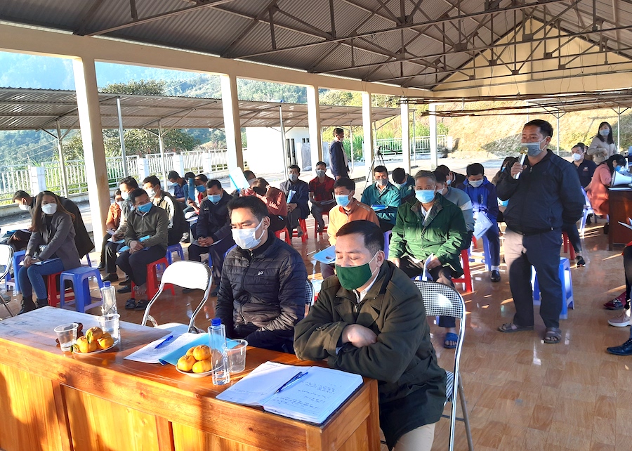 Anh Giàng Mí Páo, thôn Phia Vèn, xã Lạc Nông (Bắc Mê) tham gia ý kiến tại tọa đàm.