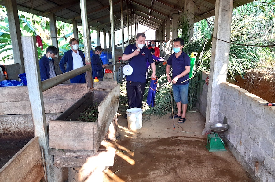 Chuyên gia Lê Văn Bảy, Trung tâm Khuyến nông Quốc gia hướng dẫn bà con nhân dân xã Lạc Nông (Bắc Mê) cách phun khử trùng chuồng trại, dọn dẹp để ngăn ngừa mầm bệnh phát sinh trong mùa Đông.