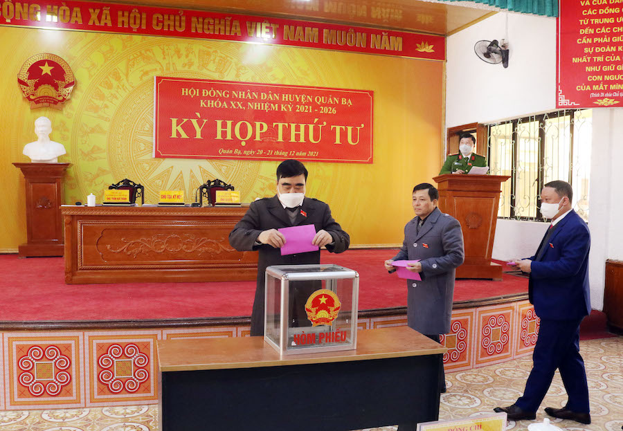Các đại biểu bỏ phiếu miễn nhiệm,bầu bổ sung số lượng, cơ cấu, giới thiệu nhân sự bầu chức danh ủy viên UBND huyện khóa XX, nhiệm kỳ 2021 – 2026